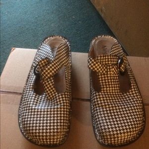 Alegria clogs